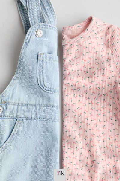 Дитячий комплект H&M: джинсовий напівкомбінезон та рожева футболка в квіточку 92см 1321737001009-92 фото